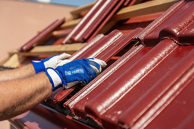 Jak na stárnoucí střechu? Celková rekonstrukce nemusí znamenat kompletní výměnu
