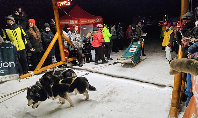 Uklouzaný led i změněné trasy. Musheři vyrazili za svitu pochodní na hřebeny hor