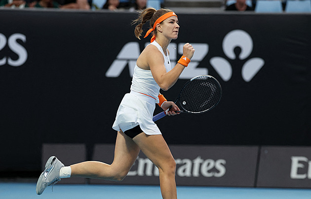 Muchovou nezastavila ani dešťová pauza. Do třetího kola postoupila po obratu