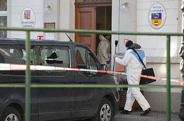 Ať střílí po nás. Policisté v Chřibské strhávali pozornost útočníka. Pálil stokrát