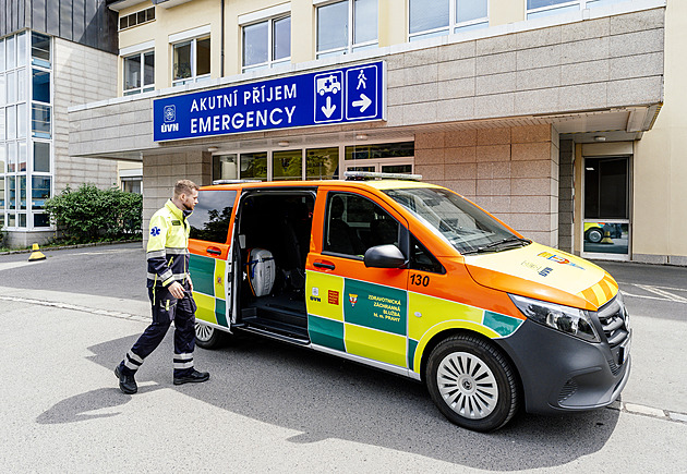 Příjezd sanitkou nedává lidem přednost v ošetření. Můžou jít na řadu i jako poslední