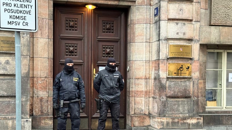 Policejní zásah na černošickém úřadě: Obvinění si kvůli šmelení s řidičáky převzalo 16 lidí