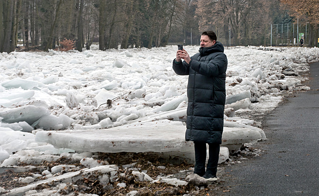 OBRAZEM: Nevšední podívaná v Sušici. Koryto řeky Otavy zaplnily ledové kry