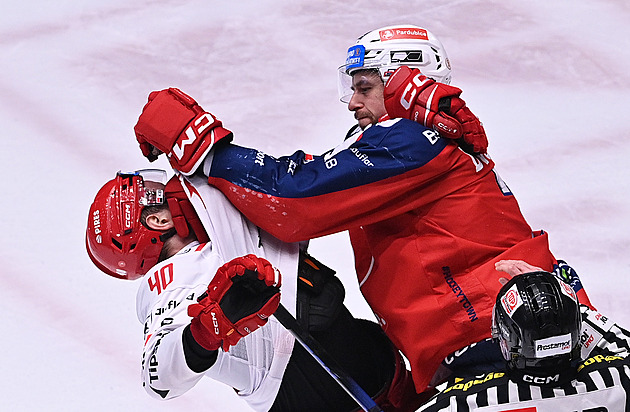 ONLINE: Třinec vede nad Pardubicemi, Litvínov se blíží k baráži. Vary čelí Liberci