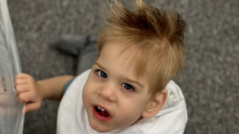 Malý Domísek si musel život vybojovat. Teď potřebuje pomoc, aby mohl sám stát a chodit