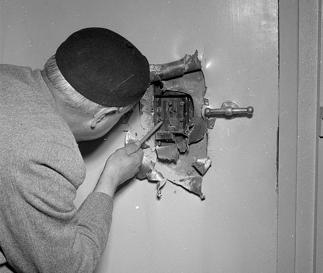 Rafinovaný zločin na Židovské radnici. Slavný inspektor odhalil lupiče podle bot