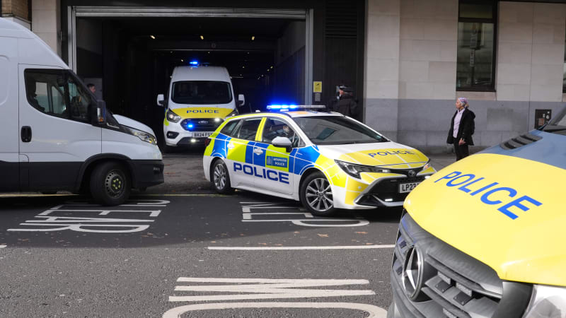 Krvavý útok u školy v Londýně: Policie zadržela mladého útočníka, pobodal dvě děti