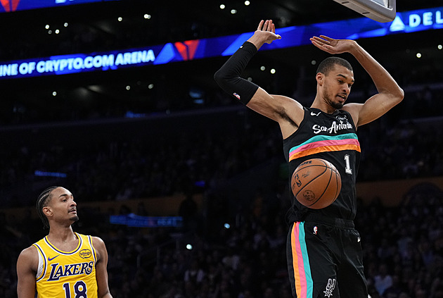 Velkokluby sraženy. Lakers ponížil Wembanyama, Knicks padli s posledním