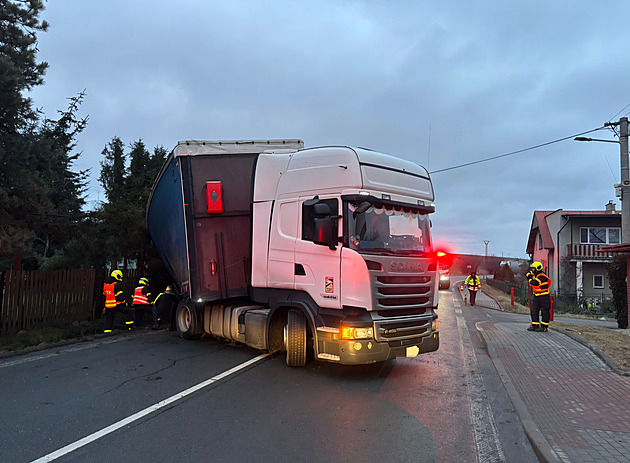 Na tahu do Polska boural kamion, doprava mezi Opavou a Krnovem stojí