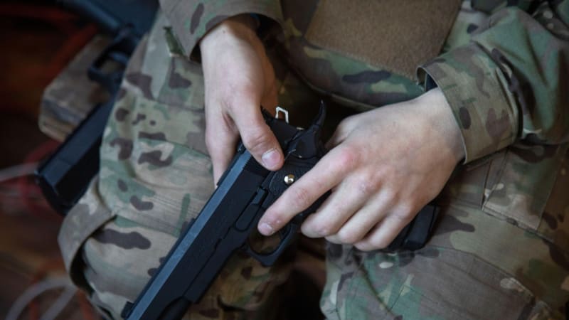 Ruského důstojníka oslavovali jako hrdinu. Ve válce se sám postřelil, pak prchnul ze země