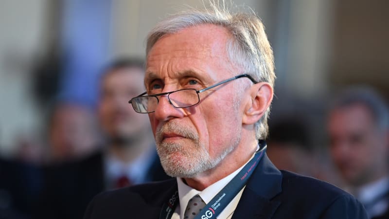 MOV by pomáhal i teroristům, zlobil se Topolánek. Rozlítil ho vyhazov za helmu s oběťmi války