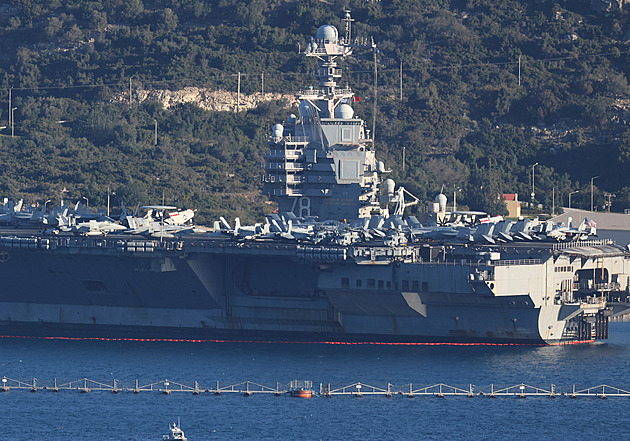 Achillova pata největší letadlové lodi? Námořníci si stěžují na nefunkční záchody