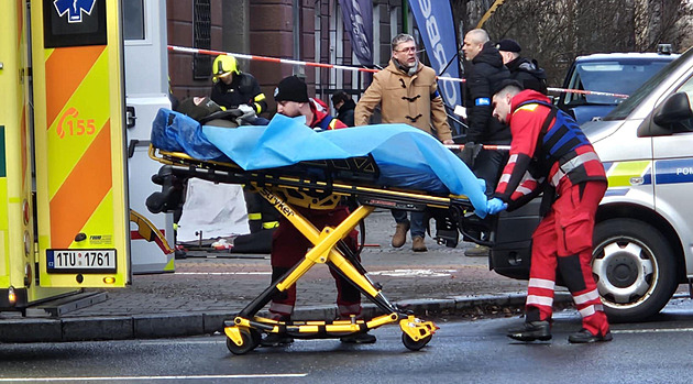 Ozbrojenec zabarikádovaný v bytě je mrtvý, při přestřelce zranil policistu