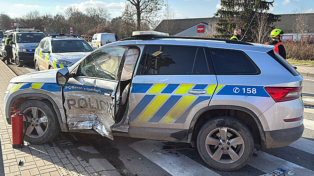 Policejní vůz s blikajícími majáky boural v křižovatce, střetl se s jiným autem