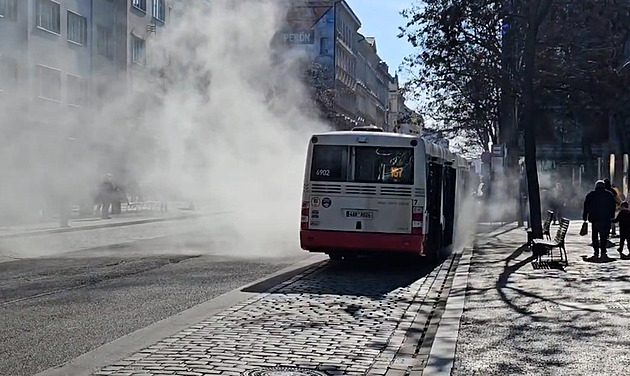 Autobus na Andělu kvůli technické závadě pohltil kouř, přiživil ho i sám řidič