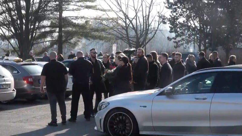 Smuteční klaksony a taxíky v černé. V Šumperku se naposledy rozloučili s ubodanou ženou