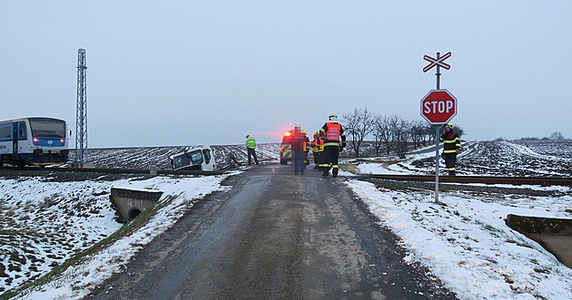 Auto vjelo na přejezdu před vlak, část koridoru mezi Olomoucí a Šumperkem stála