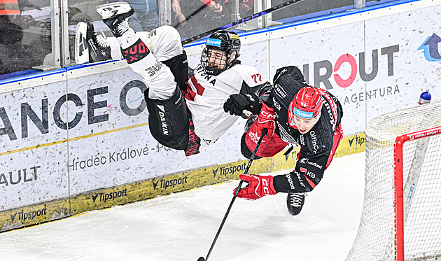 ONLINE: Sparta vybouchla v Hradci, Kladno otočilo s Kometou. Třinec vede v derby