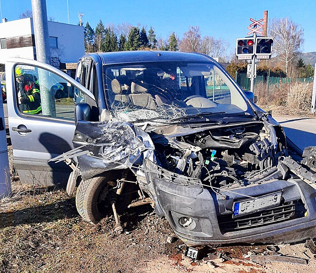 Na přejezdu se srazil vlak s osobním autem. Řidič z místa nehody utekl