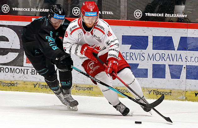 ONLINE: Hradec v boji o čtyřku vede, Třinec srovnal s Vary, Sparta v Pardubicích