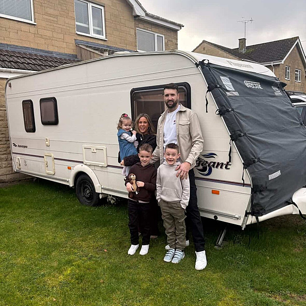 Šest týdnů a malý rozpočet. Rodina proměnila starý karavan za parádu na kolech