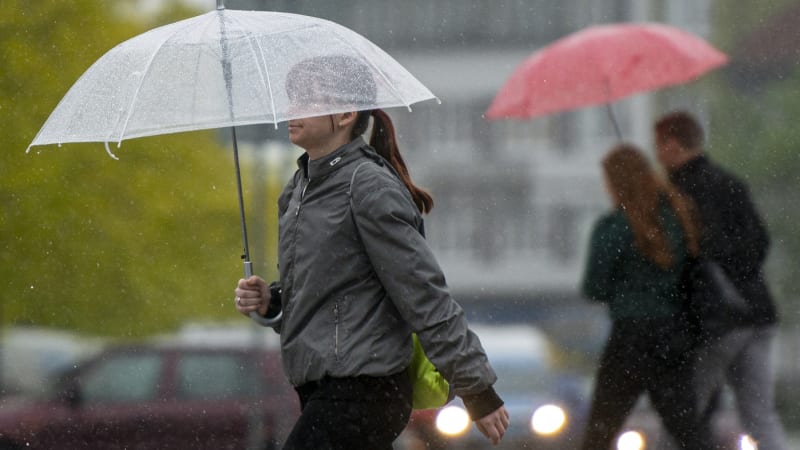 Česko skropí deště, hrozí i bouřky. MAPA ukazuje, kde naprší nejvíce