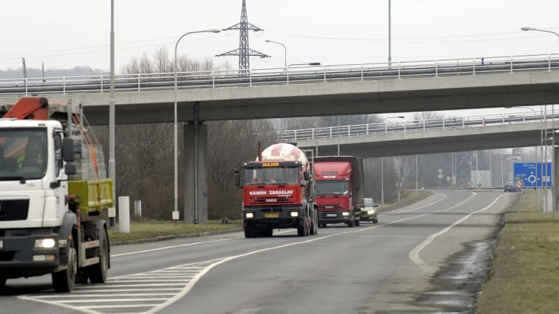 Zbytečný hazard ve Frýdku-Místku: Dívky se procházely po římse nad dálnicí, zachycuje video
