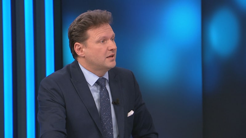 Vondráček o drahém benzinu: Nevylučuji žádné opatření. Strkáte hlavu do písku, útočil Skopeček