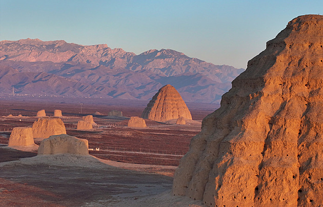 Vypadají jako egyptské pyramidy. Čínské hrobky zdobily Hedvábnou stezku