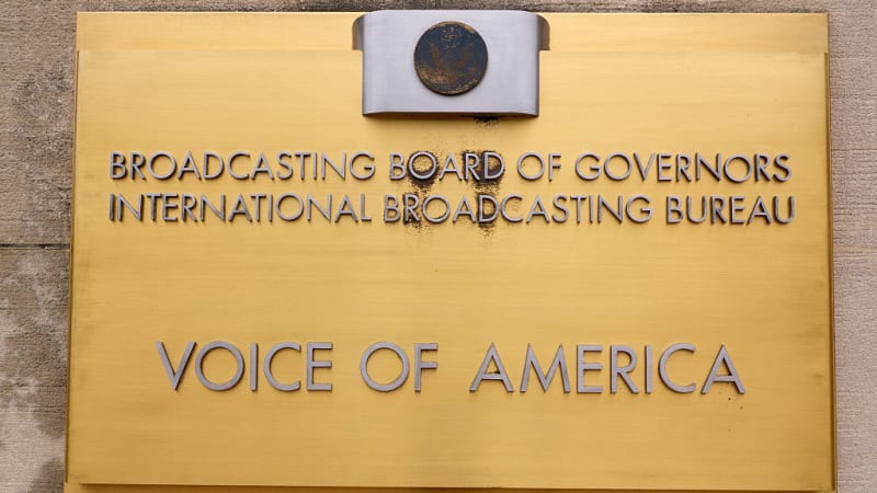 Soud zarazil Trumpovy škrty: Hlas Ameriky se vrací do éteru, 1000 zaměstnanců po roce do práce