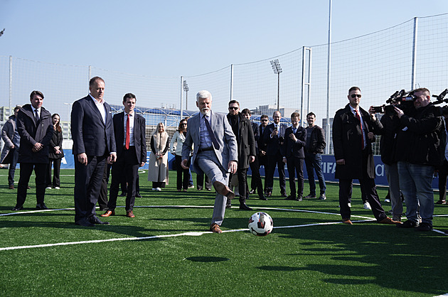 Starostové s Pavlem řešili daně, potom si zakopal ve FIFA Aréně. Čeká ho i muzeum