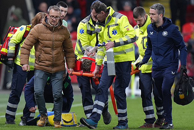 Přišel na penalty, pryč musel na nosítkách. Szmodics po střetu strávil noc v nemocnici