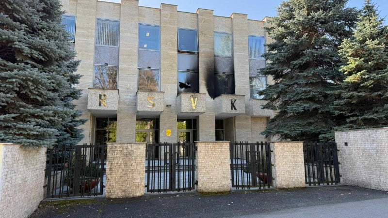 Zápalné lahve na Ruský dům v Praze házel cizinec. Přihlásil se policii