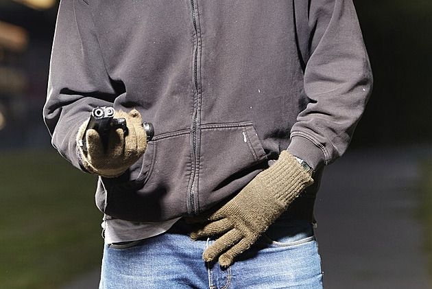 Muž vyhrožoval zbraní starostovi na Písecku. Skončil v cele