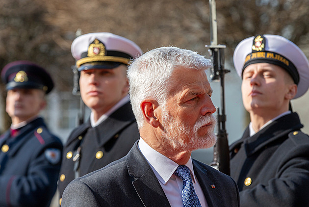 Na summit NATO pojedu, píše prezident Babišovi. Umanutost, reaguje Macinka