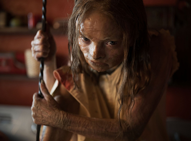 RECENZE: Lee Cronin je ve své Mumii zdatný balzamovač, ale slabší vypravěč