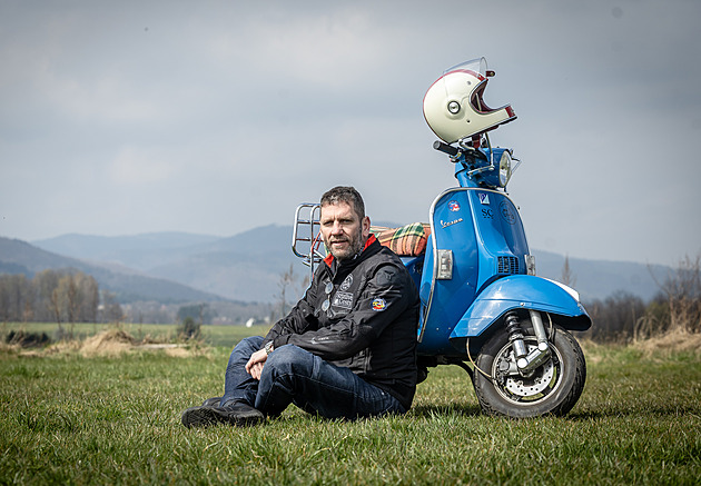 Závislost ho málem zničila. Teď chce na skútru objet svět