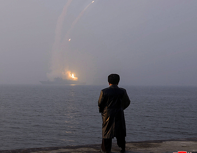 Severní Korea odpálila další balistické střely, dopadly u východního pobřeží