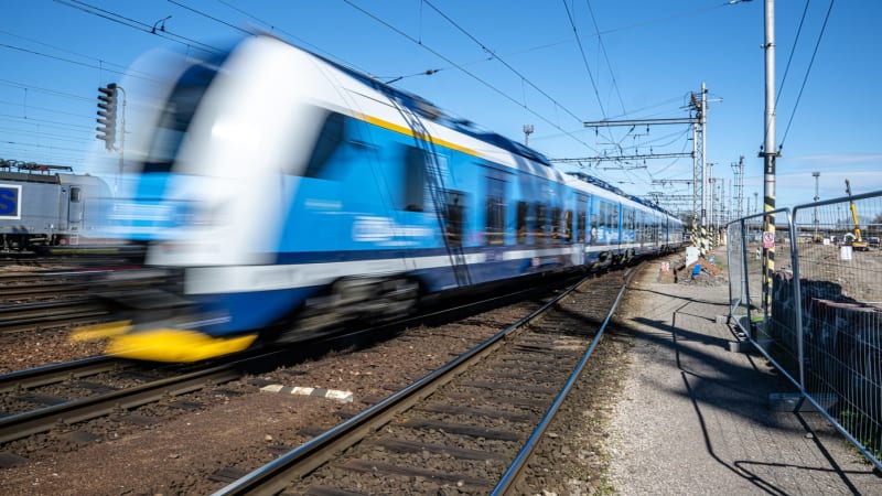 Tragický střet s vlakem na Olomoucku: Na místě je mrtvý, klíčový železniční koridor stojí