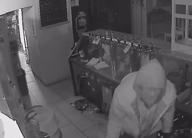Z hospody si odnesl peníze i tablet. Policie pátrá po zloději