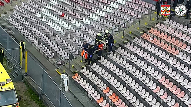 Při ostře sledovaném fotbale šlo o život. Diváka křísili přímo na tribuně