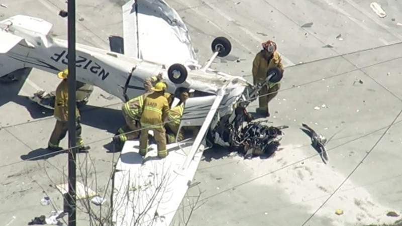 Letadlo se zřítilo přímo na parkoviště v LA. Děsivý okamžik zachytilo video