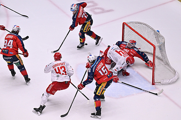ONLINE: Třinec - Pardubice 1:3. Z přesilovky zvyšuje Čerešnák