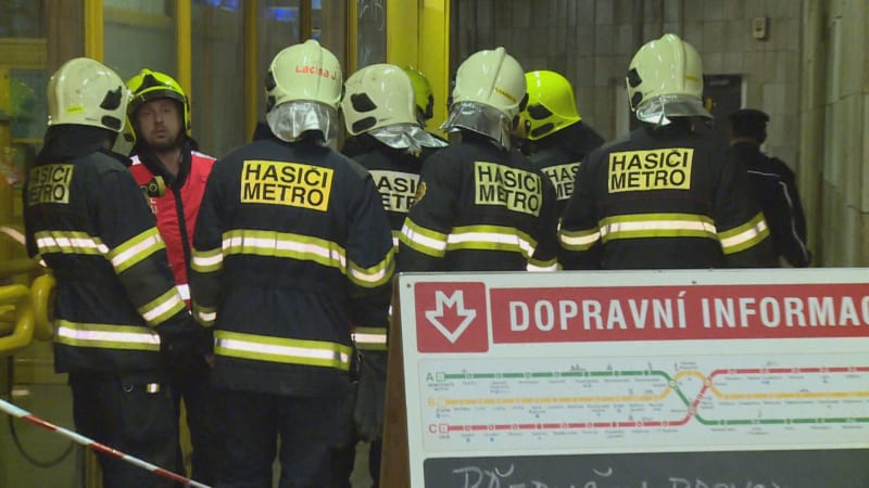 Poplach ve stanici metra Florenc. Pyrotechnik ale v podezřelém zavazadle našel jen svršky