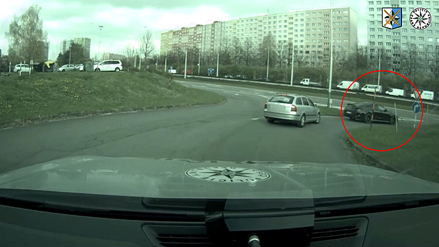 Zběsilá honička v Ostravě. Řidič ohrožoval lidi mezi paneláky, policie hledá svědky