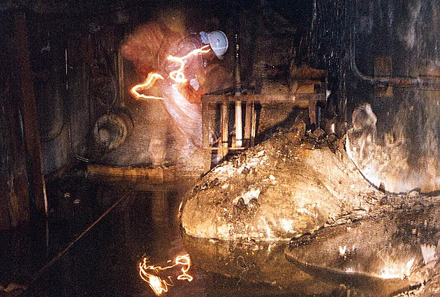 Děsivá fotka sloní nohy v Černobylu. Sověti do smrtící hmoty stříleli kalašnikovem