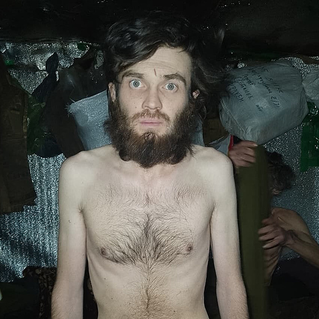 Pili dešťovou vodu, ztráceli vědomí. Ukrajinská brigáda byla měsíce o hladu