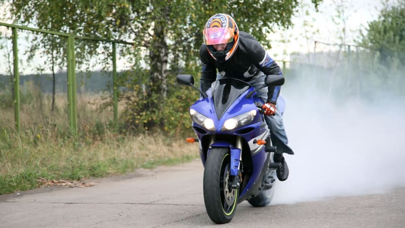 Motorkář zemřel při nehodě na Žďársku. Nezvládl průjezd zatáčkou