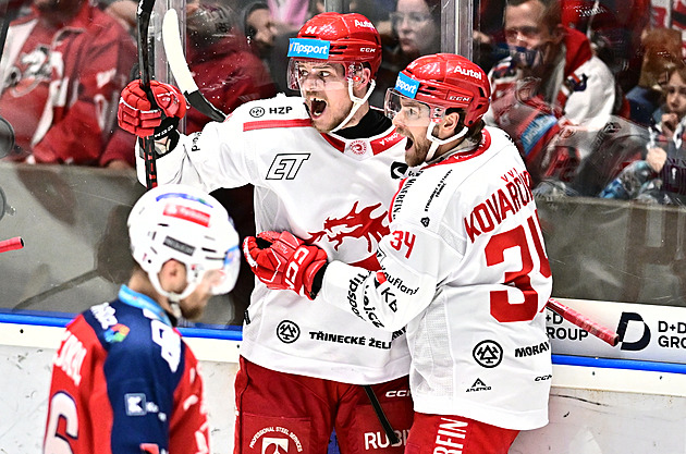 ONLINE: Pardubice - Třinec 1:1. Rychlá kombinace první lajny, srovnává Nestrašil