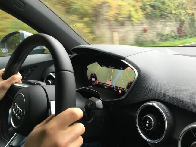 Chyba, nebo záměr? Řidičům se v Android Auto náhodně přepíná Assistant a Gemini